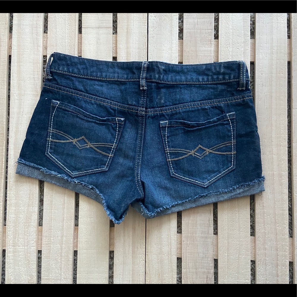 Mudd Ripped Pocket Accent Shorts - Picture 4 of 6